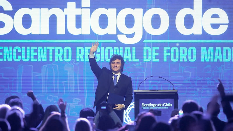 El presidente de Argentina, Javier Milei, saluda durante la inauguración del encuentro regional del Foro Madrid, el cual cuenta con figuras de la derecha y la ultraderecha de Latinoamérica y España, en Santiago (Chile).