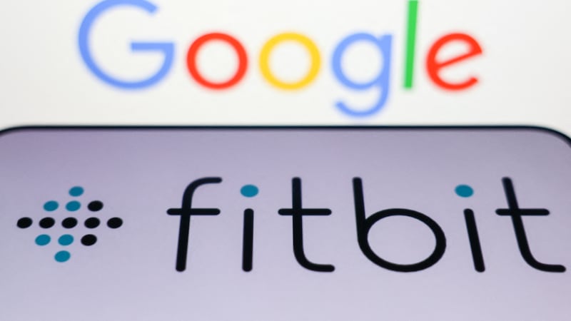 Logo de Google con la presentación de la nueva pulsera inteligente Fitbit, en Polonia.