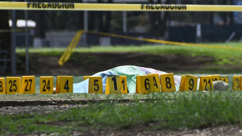 Fotografía que muestra el lugar donde fue asesinado el abogado y exfiscal anticorrupción guatemalteco Juan Francisco Solórzano Foppa ayer, en el complejo deportivo Campo Marte en Ciudad de Guatemala (Guatemala).