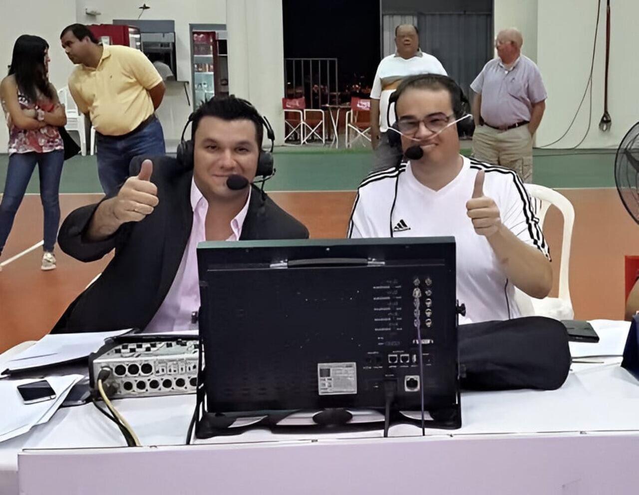 Köhn en su última transmisión, una de vóley, junto a Francisco López.