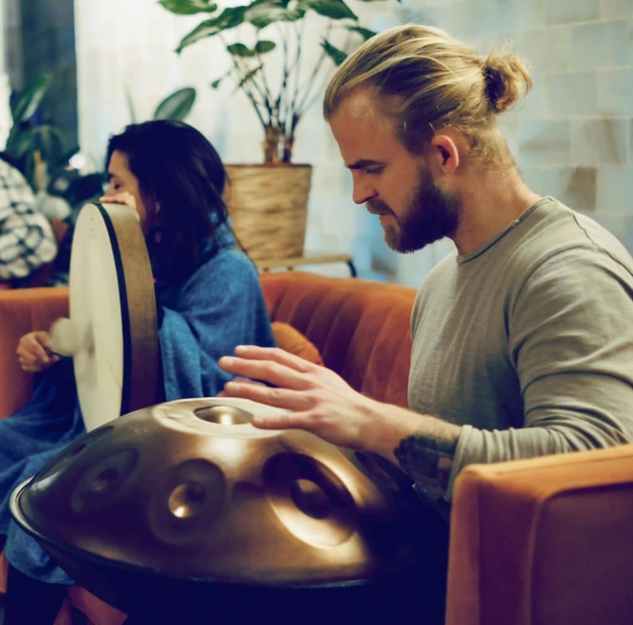 Bastian utiliza el handpan, un instrumento de percusión desonido envolvente que aplica como apoyo para la relajaciónprofunda y la meditación.