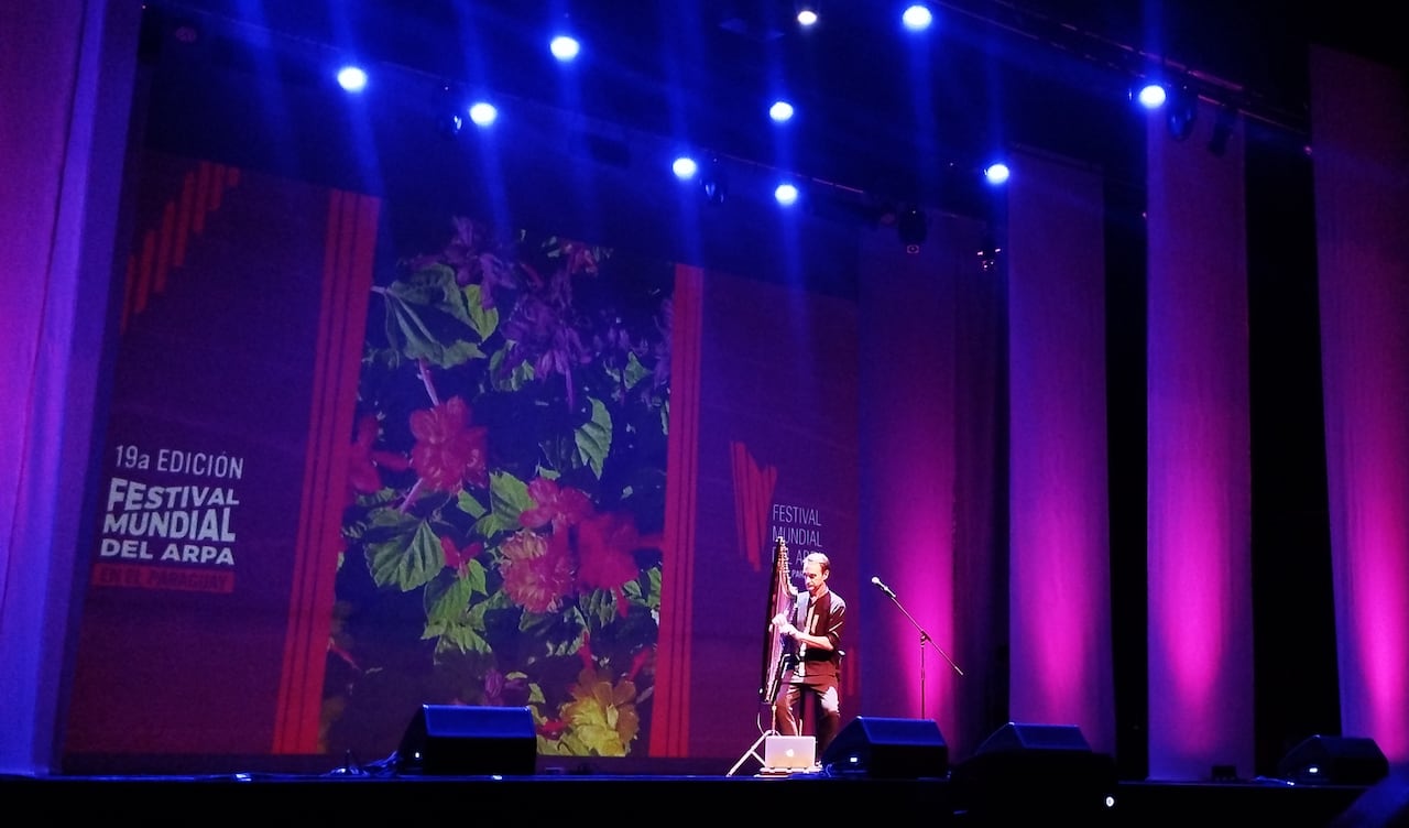 El arpista italiano Raoul Moretti interpretó sus composiciones en el arpa eléctrica, ofreciendo una propuesta novedosa.