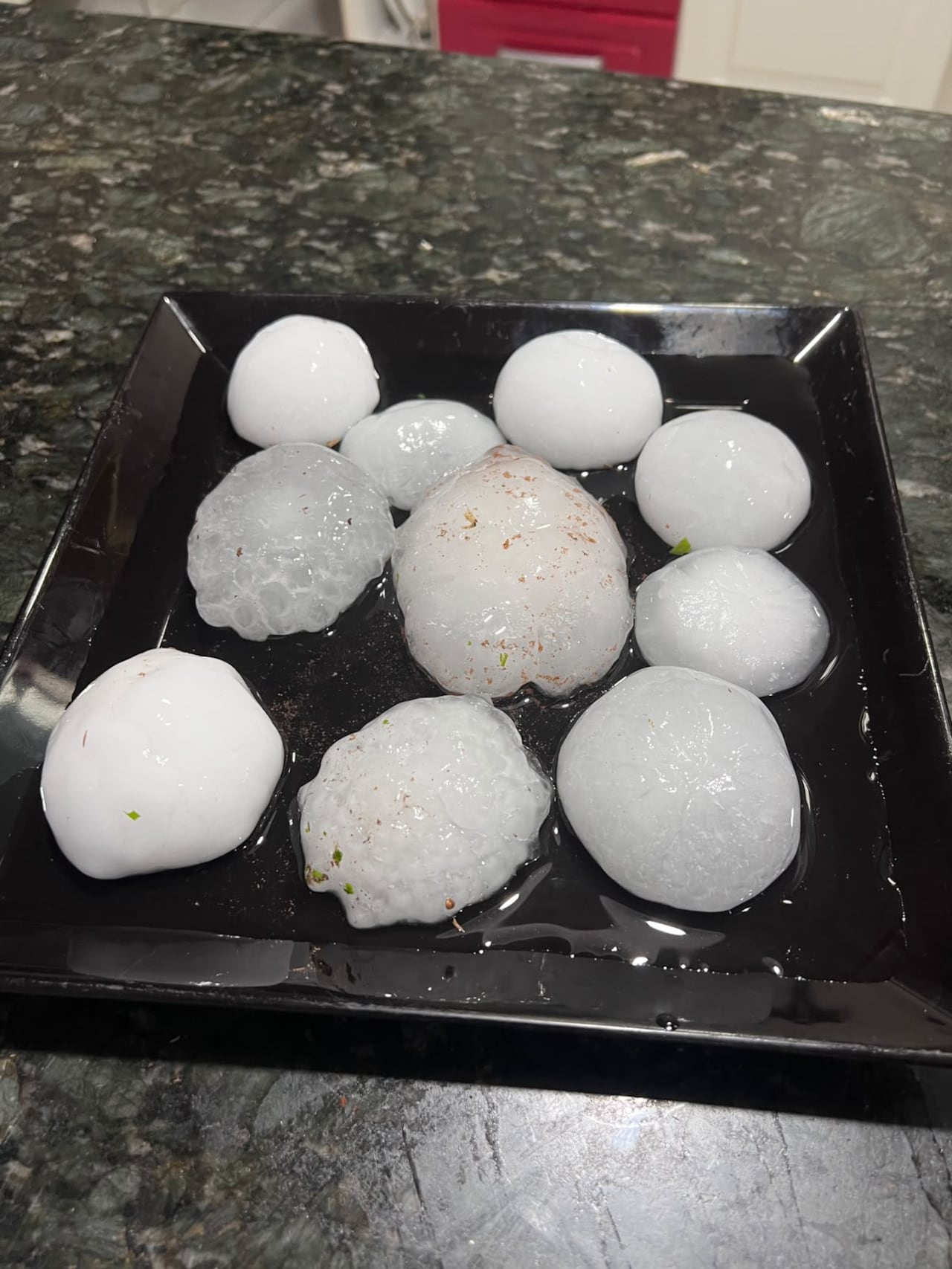 Algunos disfrutaron recogiendo estos enormes granizos, pero otros sufrieron las consecuencias.