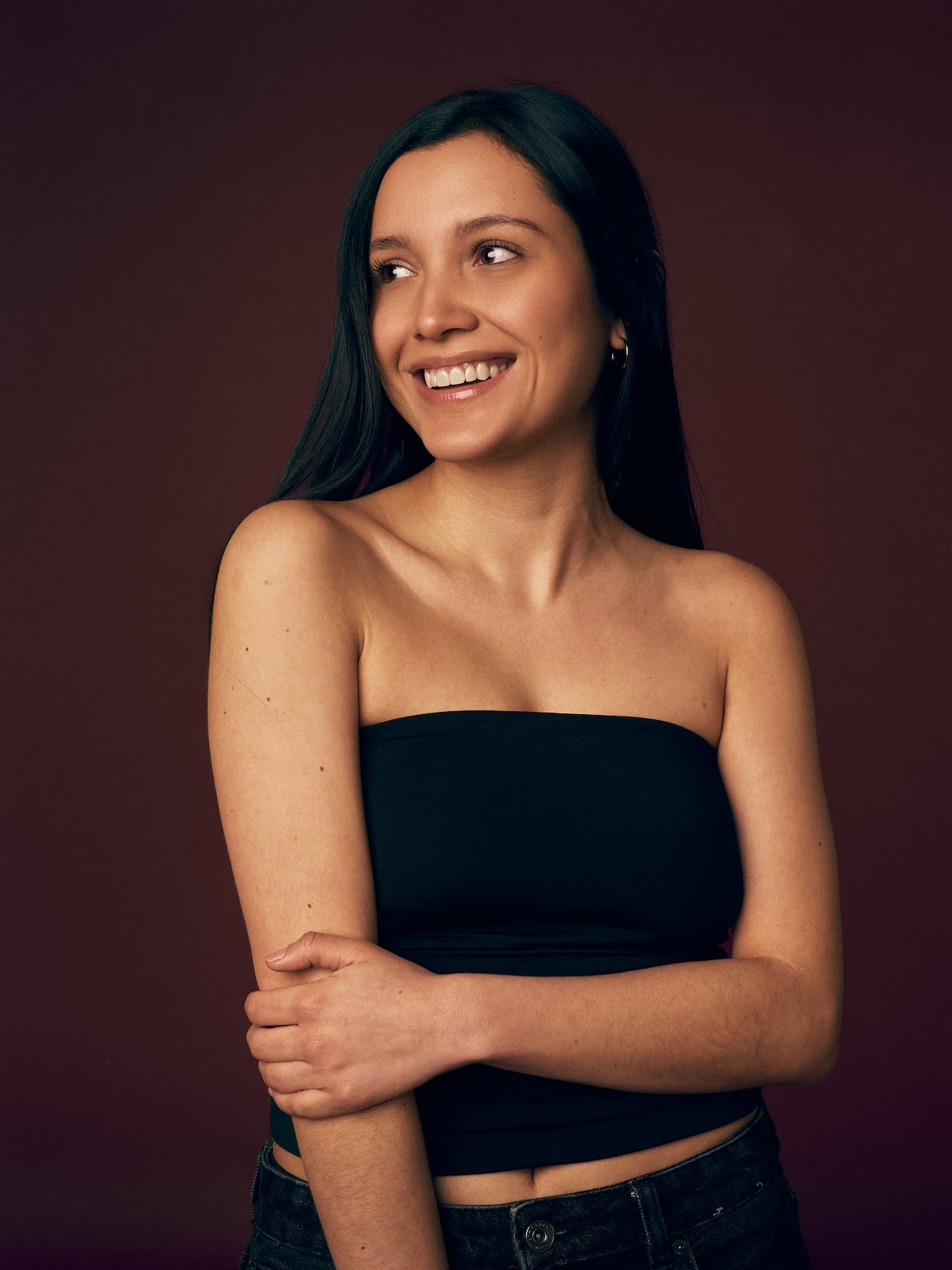 Laila Coronel reside en España, tras un casting, quedó para la serie en donde se destaca junto a otras dos compatriotas.