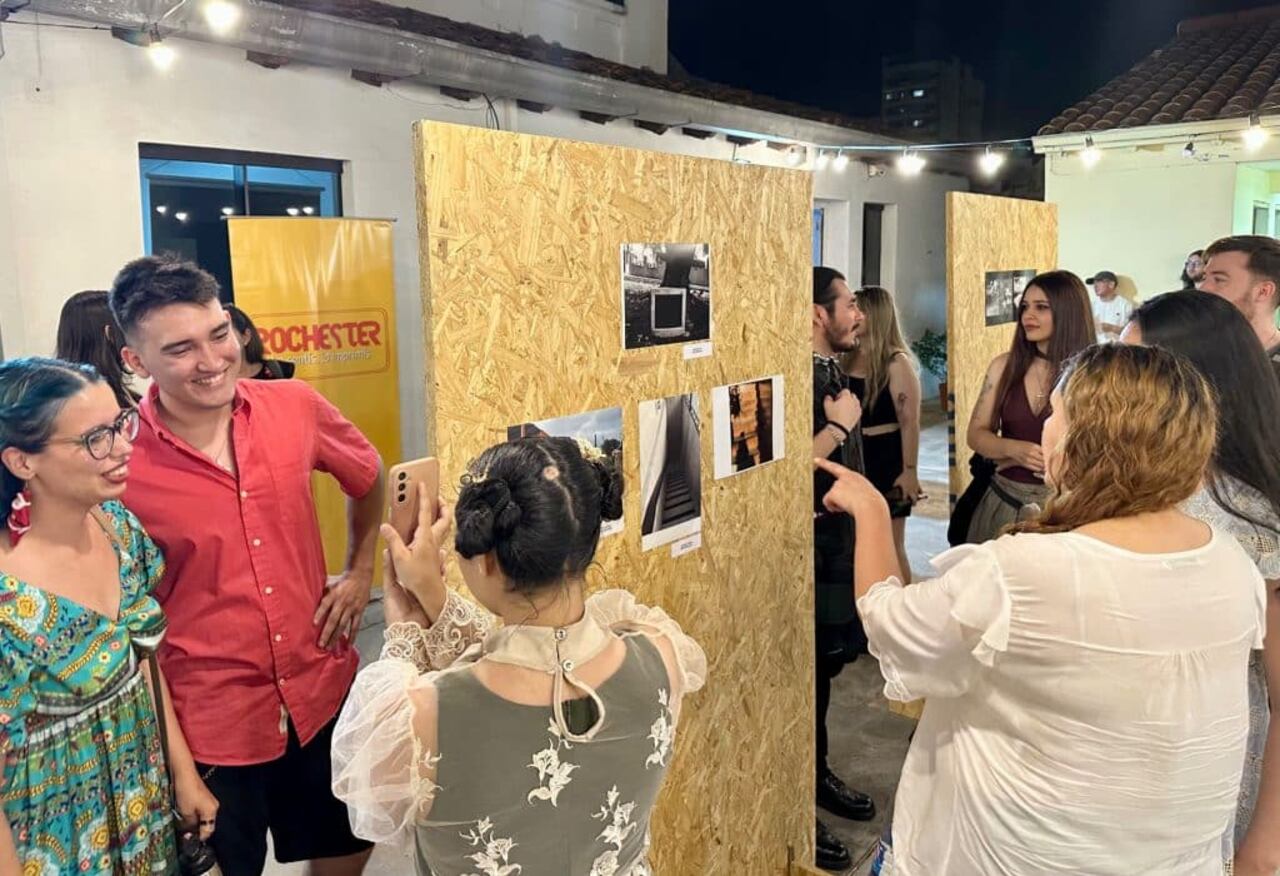 Parte de la asistencia a la exposición de fotografías de alumnos del ISBA en la Casa Bicentenario de las Artes Visuales, el pasado viernes 5.
