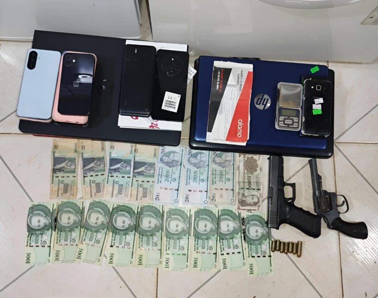 La Policía examina prendas halladas en las viviendas vinculadas a los sospechosos.