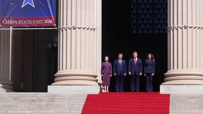 El presidente de China, Xi Jinping (c-i), posa junto a su homólogo estadounidense, Donald Trump (c-d) y las primeras damas Peng Liyuan (i) y Melania Trump, durante su visita a los Archivos Nacionales de Estados Unidos, ayer en Washington (Estados Unidos).
