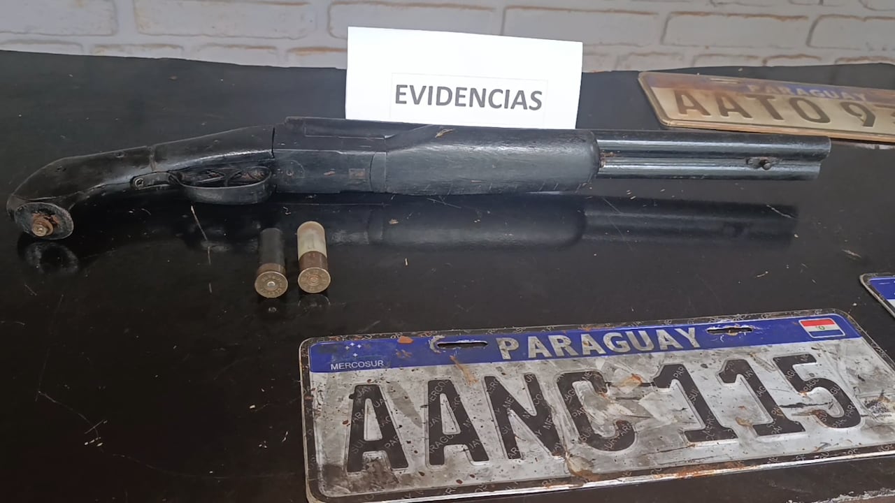 Los intervinientes hallaron una escopeta calibre 12 de doble cañón con dos cartuchos y constataron que el auto llevaba una matrícula clonada.