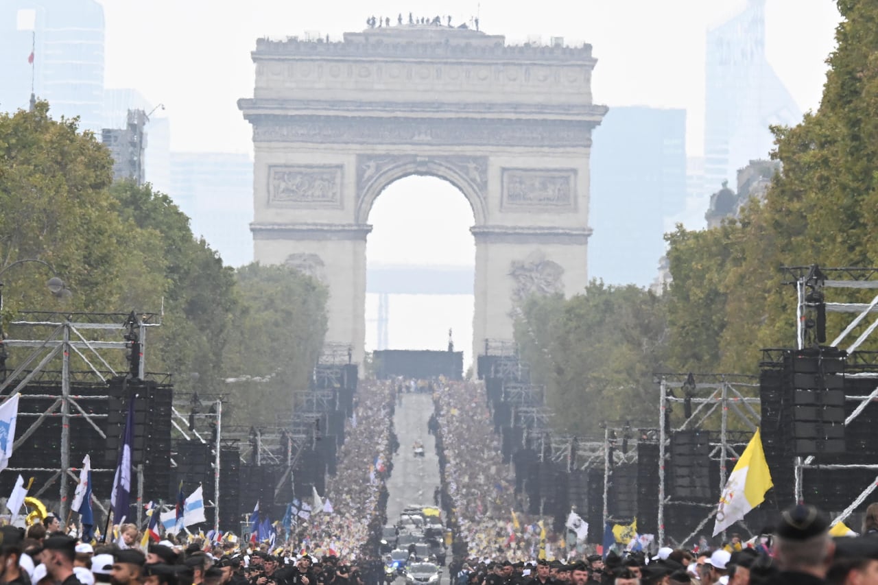 El Arco del Triunfo en París como fondo de la imponente participación de los franceses en la misa celebrada por el papa León XIV, en Francia.