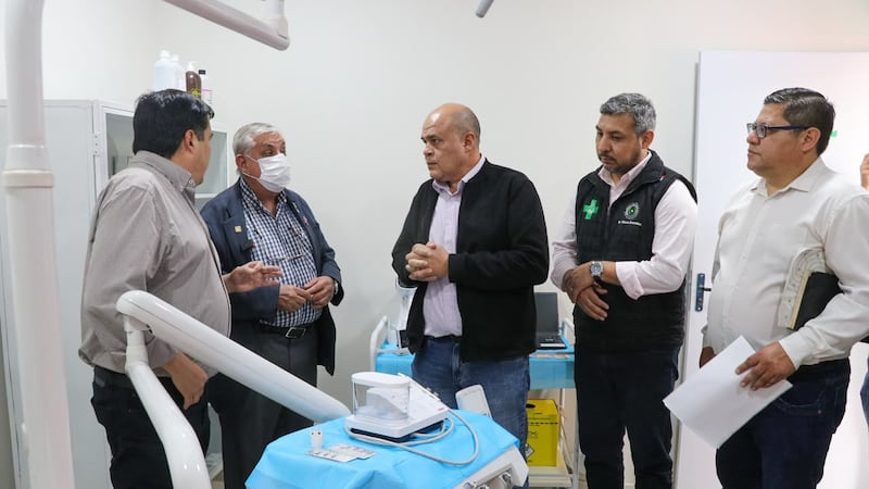 El ministro de salud, Isaías Fretes, acompañado del director de la EBY, Luis Benítez, conversa directivos de la Séptima Región Sanitaria, durante la habilitación de mejoras en la USF del barrio San Pedro de Encarnación.