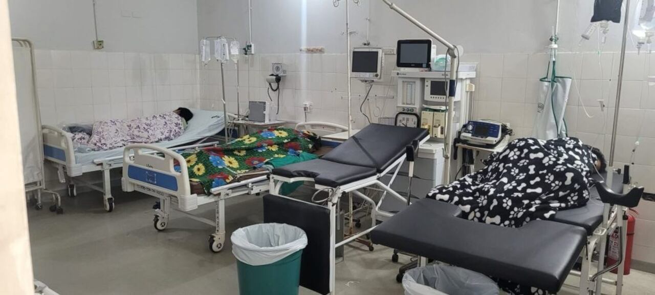 Una única sala de partos frente a la sala de cuidados críticos adultos.