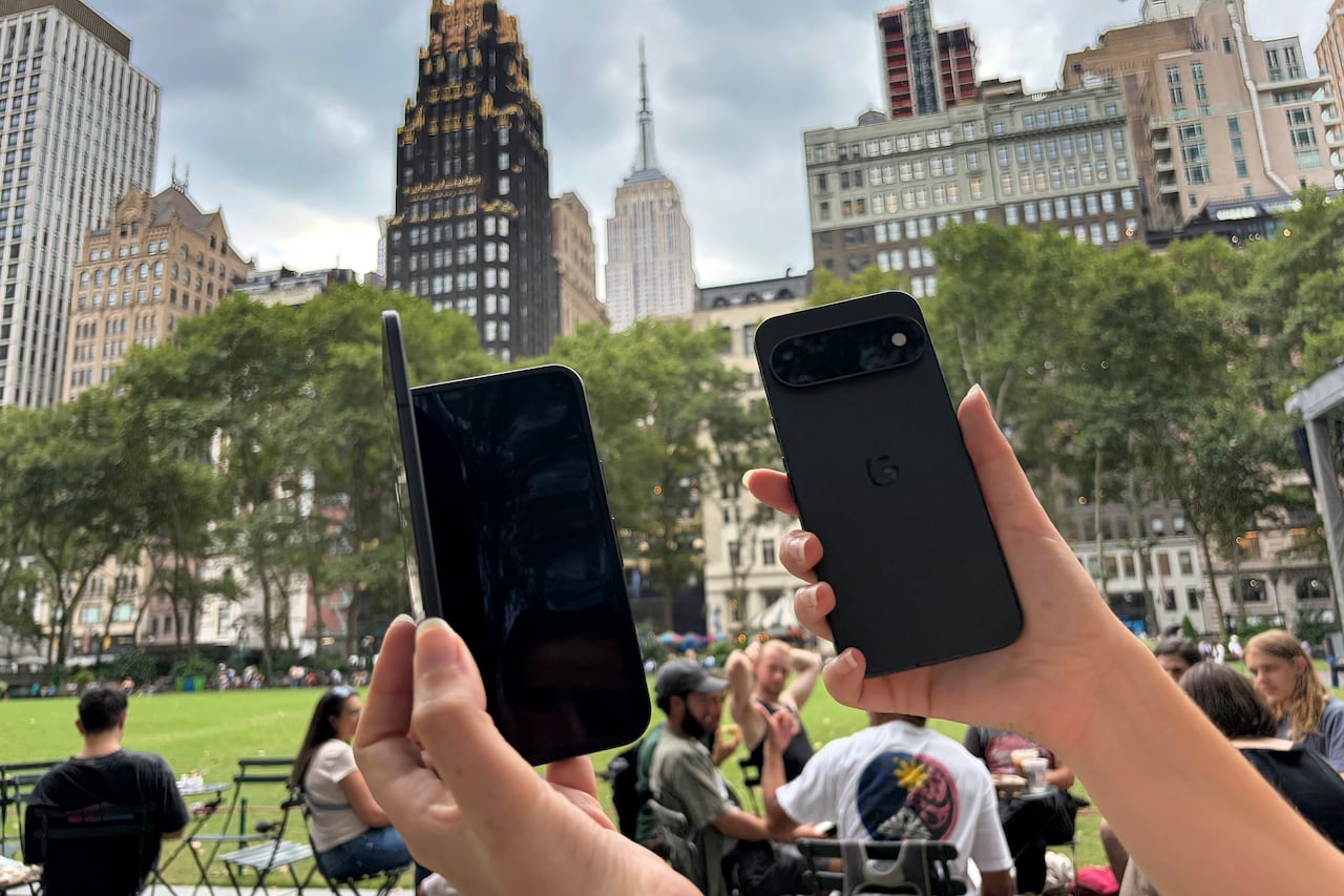 Una persona sostiene teléfonos Pixel 11 Pro Fold (i) y Pixel 11 Pro de Google, unos dispositivos potenciados con inteligencia artificial (IA) -hasta en las cámaras- y equipados con un sistema de notificaciones luminosas que avisan al usuario incluso si tiene el teléfono boca abajo, este miércoles en Nueva York (EE.UU.).