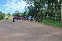 Conductor muere en choque de camiones de gran porte, en Hohenau