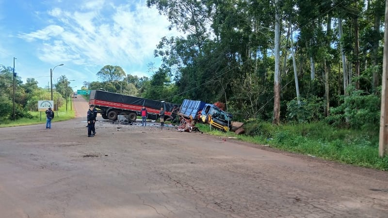 En la escena del siniestro se observa la violencia del impacto. La cabina de uno de los camiones quedó prácticamente destrozada.