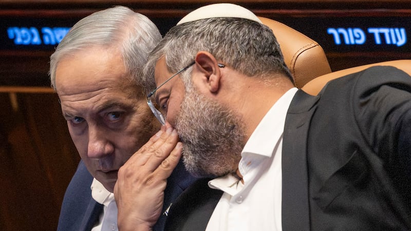 El primer ministro de Israel, Benjamin Netanyahu (i) junto al ministro de Seguridad, Itamar Ben Givir, durante una sesión del Parlamento (Knesset). (AFP)