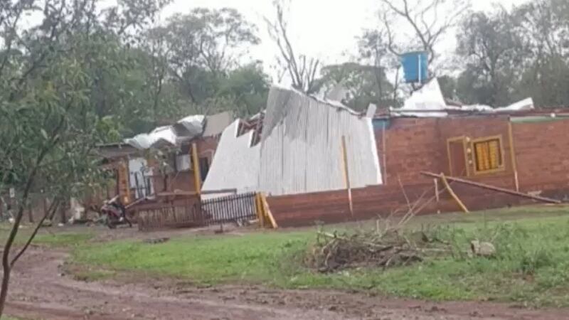 Una de las viviendas con serios daños provocados por un temporal de lluvia y granizos en el nordeste del departamento de Itapúa.
