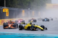 Dürksen suma en Miami en fecha marcada por el clima