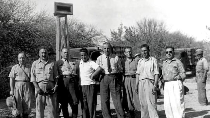 Fotografía cedida por la Comisión de Demarcación: un 10 de octubre de 1940, miembros de las Comisiones de Límites Paraguaya – Boliviana se encontraban junto al Presidente de la Comisión Mixta Cnel. Baldomero de Biedma (Argentina), para la erección del Hito Esmeralda Testigo - Trifinio Paraguay, Argentina y Bolivia. Eran entonces, Delegados Demarcadores por el Paraguay, el Cap. Nav. José Bozzano y por Bolivia, el Gral. Abelardo Prieto. Los representantes de los tres países erigieron el Hito de este primer punto en un acto al que dieron especial solemnidad, puesto que era el primer punto demarcado de la frontera paraguaya - boliviana.