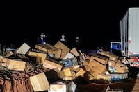 Supuestos piratas del asfalto asaltan camión y se llevan productos electrónicos