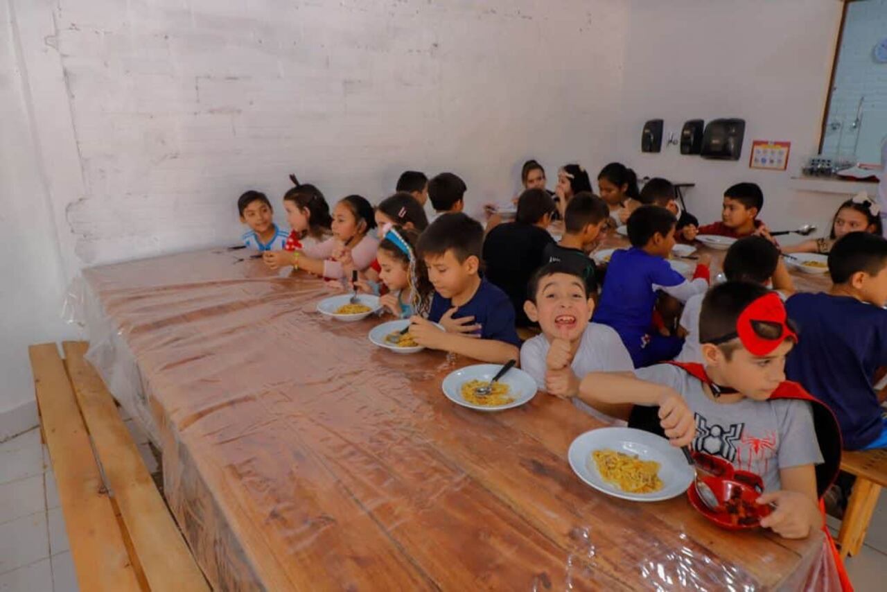 Los alumnos, en su mayoría almuerzas en sus aulas, según informó el Contralor.