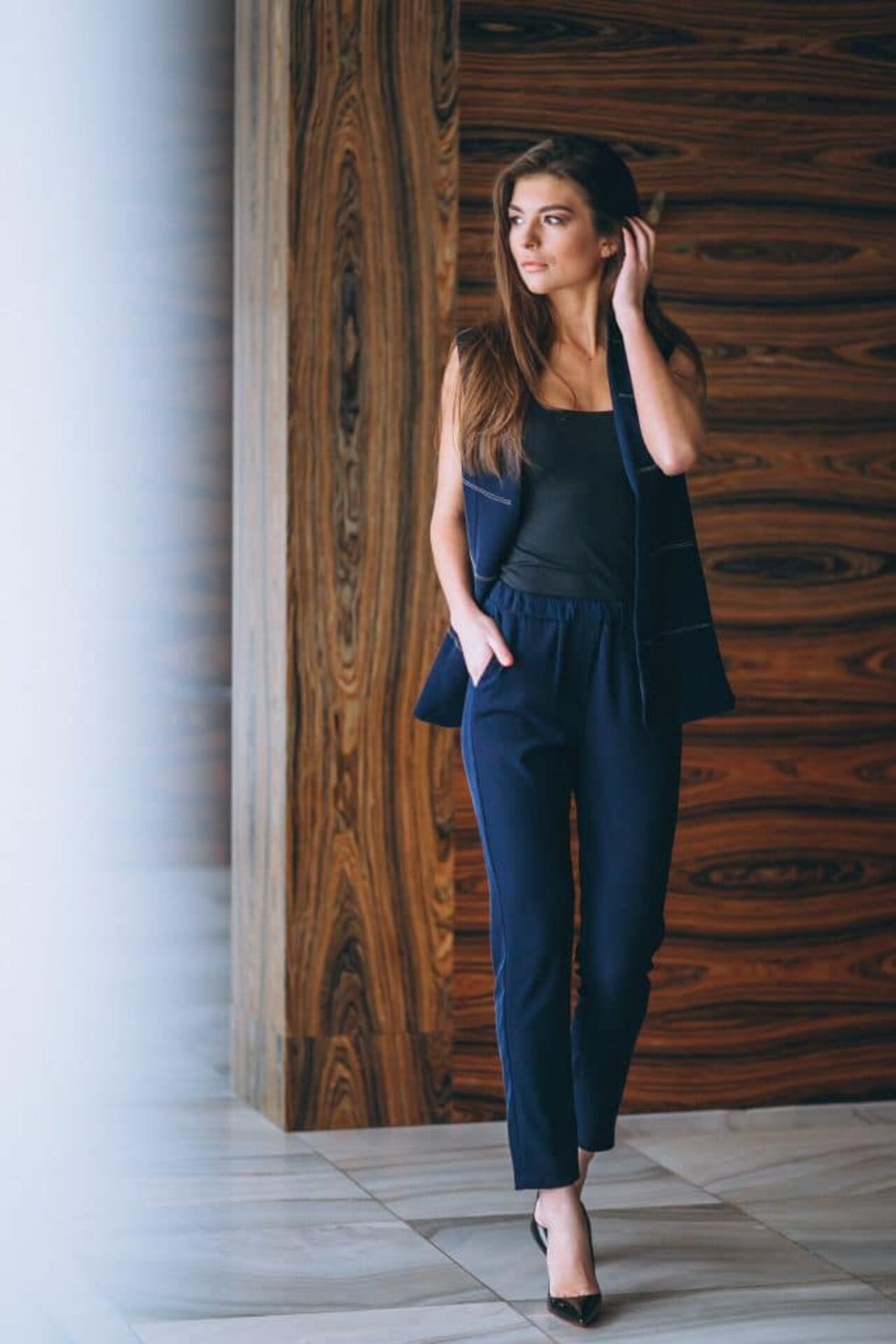 El blazer sin mangas es una de las alternativas para mantener la elegancia en los días de intenso calor.