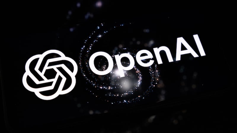 Logo de OpenAI desplegado en un teléfono móvil