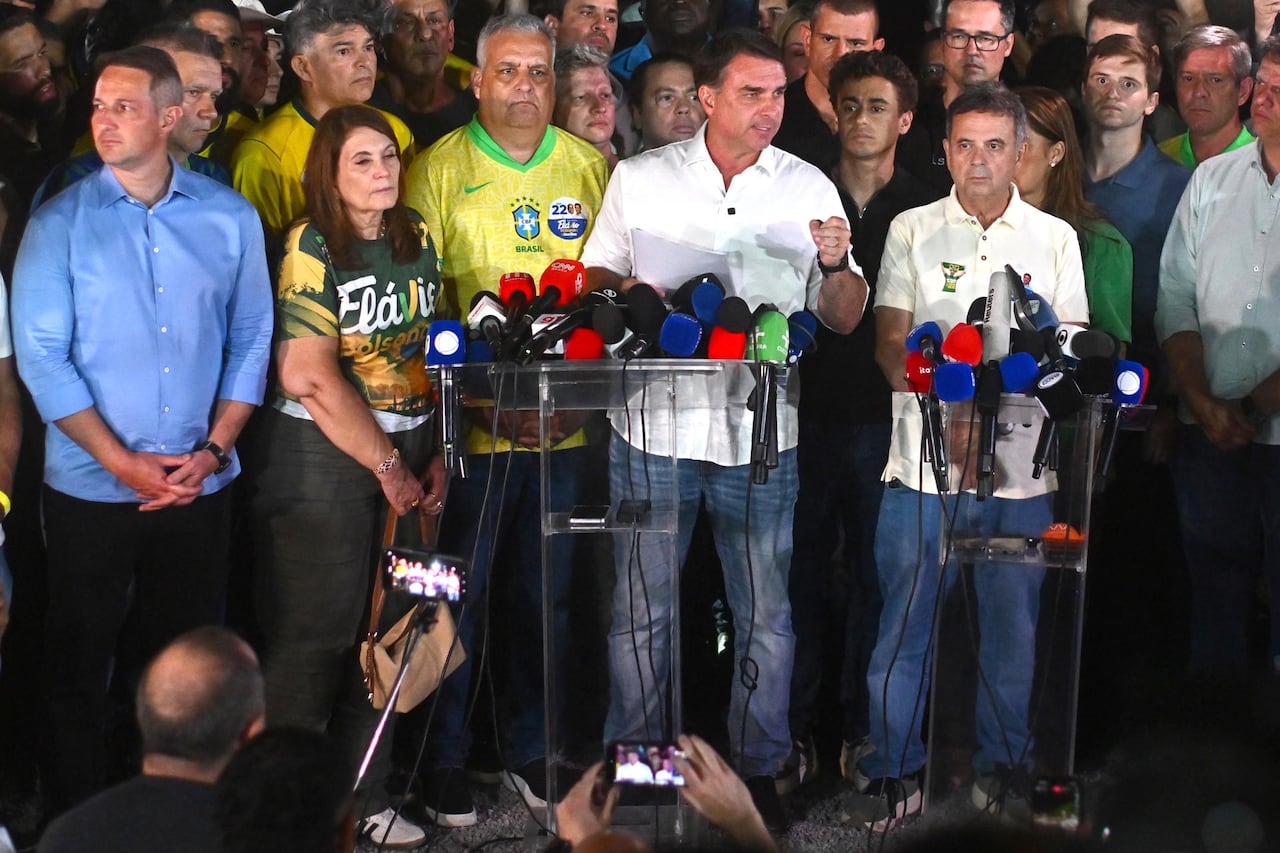 El excandidato presidencial Flavio Bolsonaro (c) habla en una rueda de prensa anoche, en el barrio Lago Sul, en Brasilia (Brasil). Bolsonaro afirmó que "es imposible reconocer" la victoria del presidente Luiz Inácio Lula da Silva en la segunda vuelta de las elecciones presidenciales de Brasil por la decisión de un juez de ampliar en dos horas el horario de votación a petición del líder progresista.