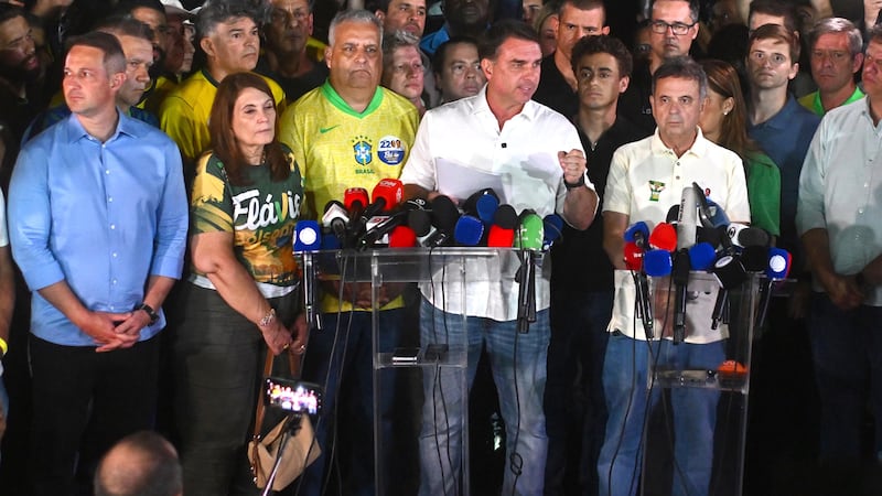 El excandidato presidencial Flavio Bolsonaro (c) habla en una rueda de prensa anoche, en el barrio Lago Sul, en Brasilia (Brasil). Bolsonaro afirmó que "es imposible reconocer" la victoria del presidente Luiz Inácio Lula da Silva en la segunda vuelta de las elecciones presidenciales de Brasil por la decisión de un juez de ampliar en dos horas el horario de votación a petición del líder progresista.