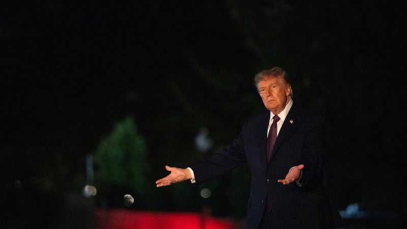 El presidente de Estados Unidos, Donald Trump llega a South Lawn, en Washington, DC.