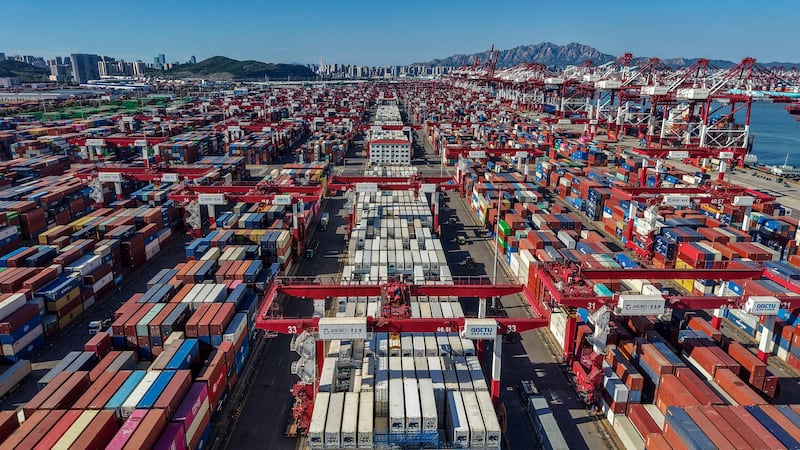 Contenedores en un puerto de Qingdao, China. (AFP).