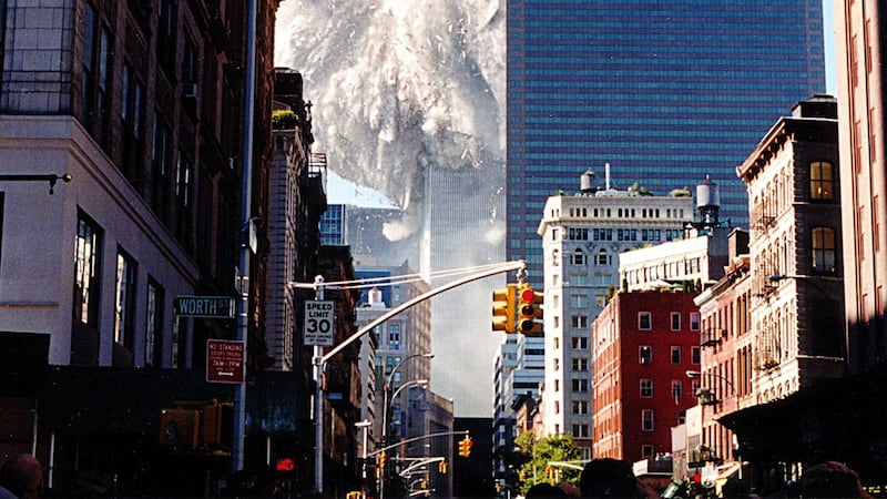 Una imagen de archivo muestra el colapso de la primera torre del World Trade Center, tras los ataques del 11 de septiembre.