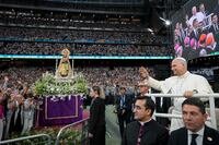 El papa anuncia reformas para cerrar heridas en España
