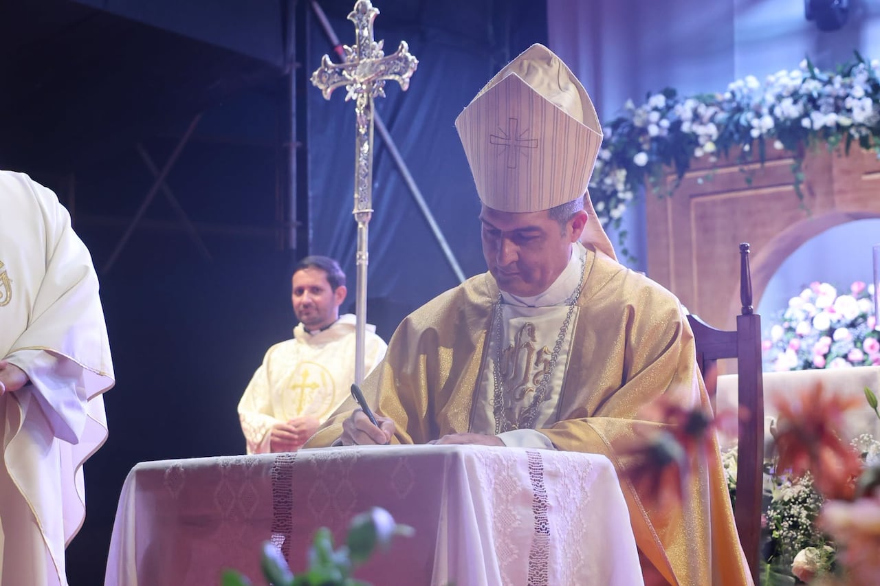 Momento de la firma de la designación antes de la misa central de la festividad en Luque, el pasado 7 de octubre.