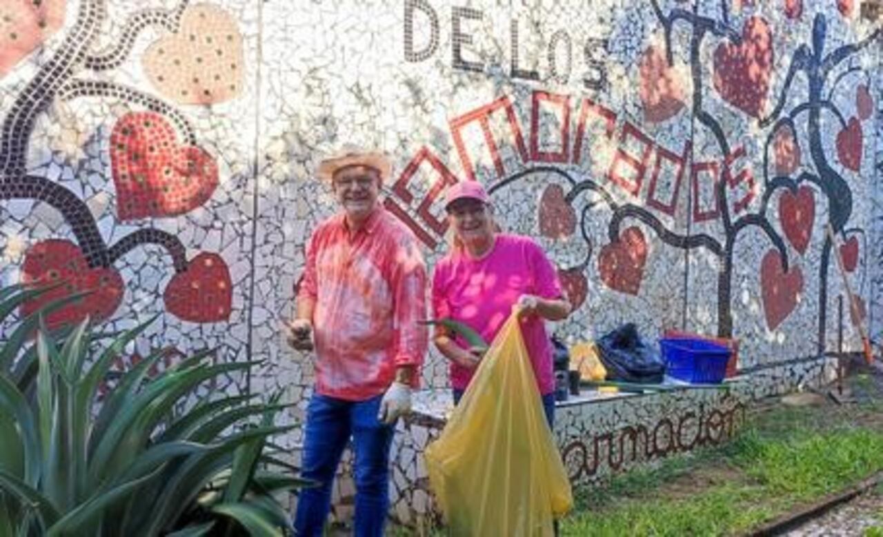Rubén Sykora, acompañado de una voluntaria, durante las tareas de limpieza del Paseo de los Enamorados.