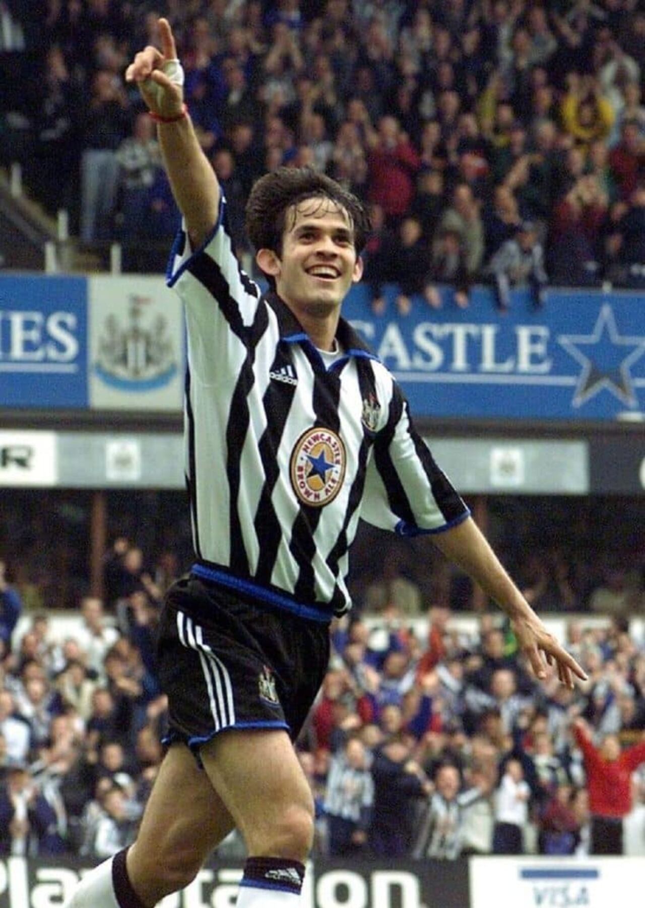 Diego Gavilán con la camiseta del Newcastle United.