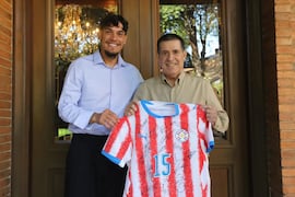 Horacio Cartes recibió a Gustavo Gómez y destacó su trayectoria