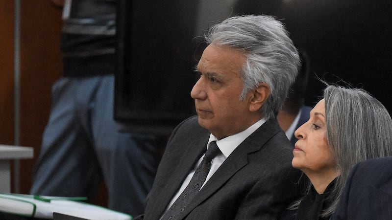 El exmandatario ecuatoriano Lenín Moreno (i) junto a su esposa Rocío González durante el desarrollo del juicio en su contra por presunta corrupción. (AFP)