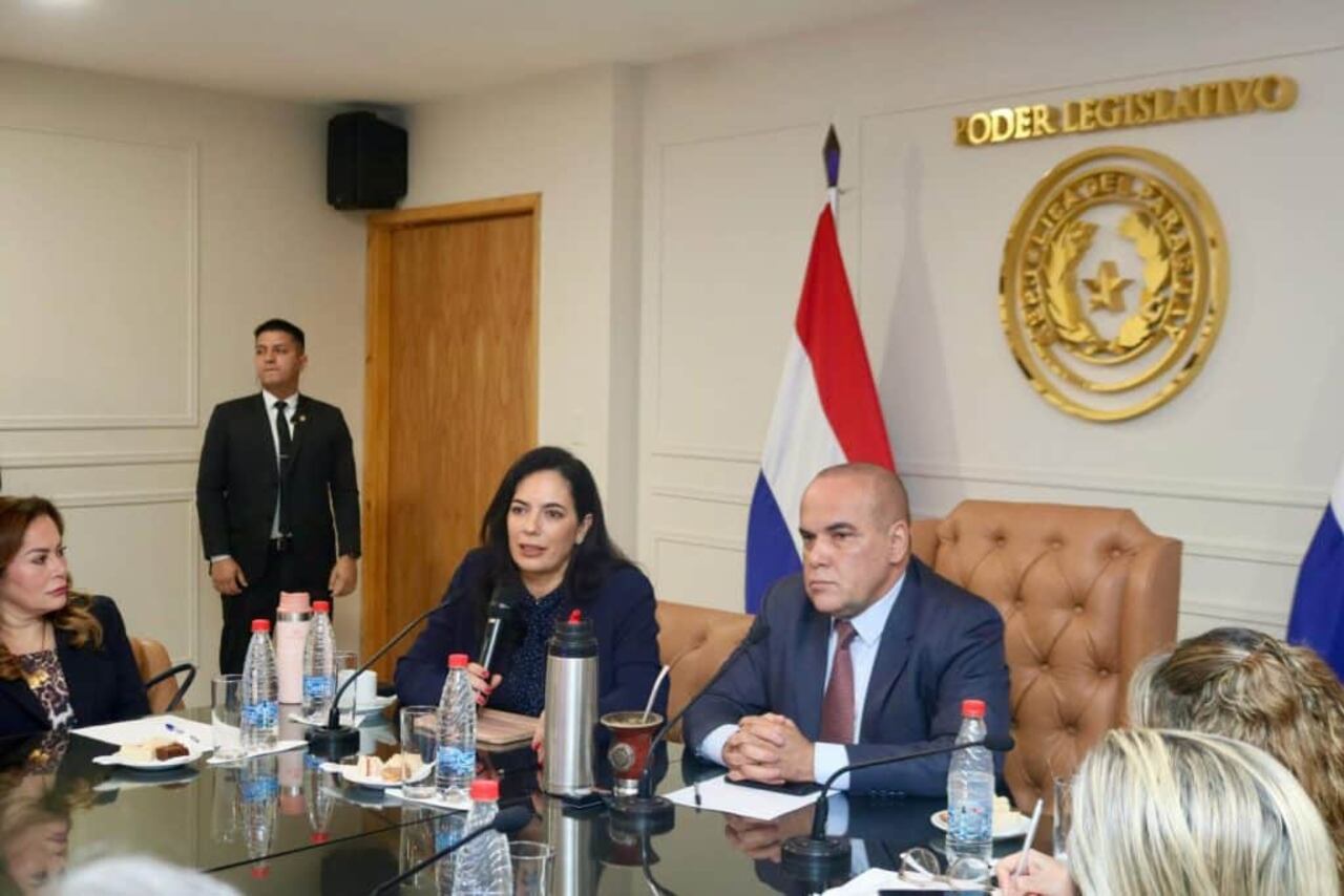 La ministra de Obras Públicas, Claudia Centurión, junto al presidente del Congreso, Basilio Núñez, conversaron sobre la reforma del transporte público, el lunes 28 de julio último, en la mesa directiva de la Cámara de Senadores.