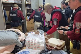 Expulsan a dos prófugos brasileños tras desarticular red de fármacos falsos