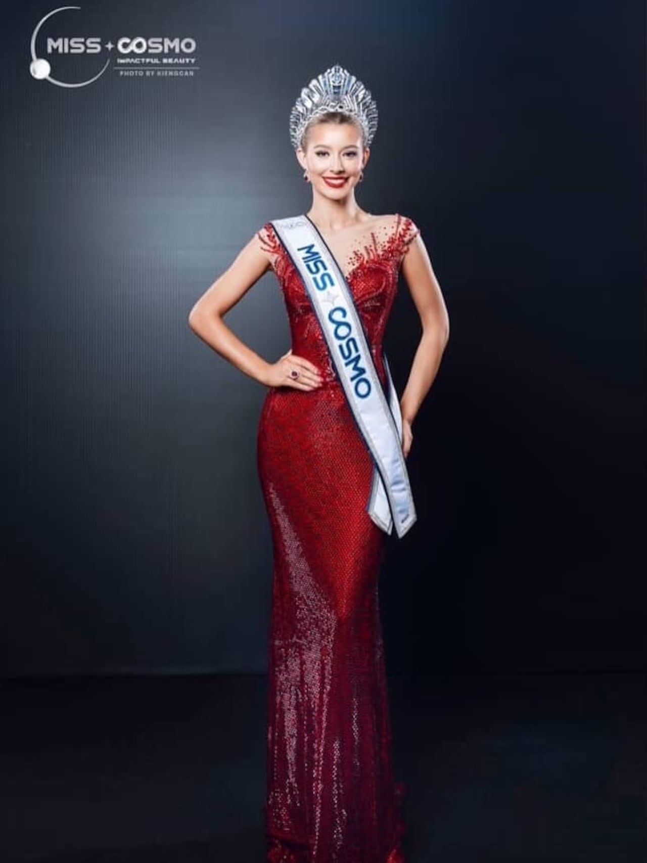 Yolina Lindquist, ganadora de la corona del MissCosmo International 2025.