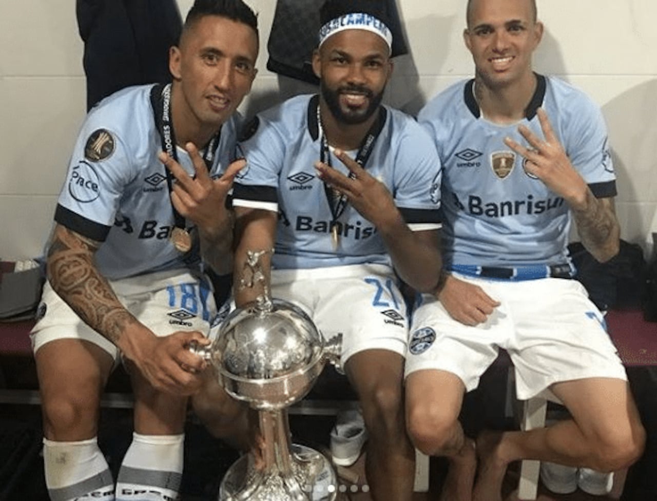 Lucas Barrios (primero desde la izquierda) con sus compañeros y la Copa Libertadores.