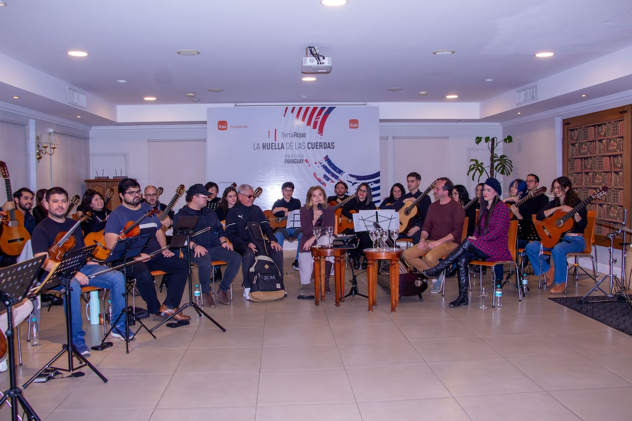 Berta Rojas junto con los músicos que participarán en el concierto de esta noche en la reunión de prensa que ofreció el jueves.