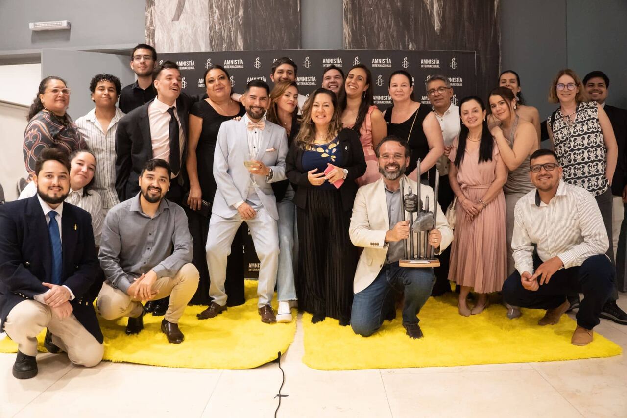Miembros del staff de Amnistía Internacional junto a los invitados.