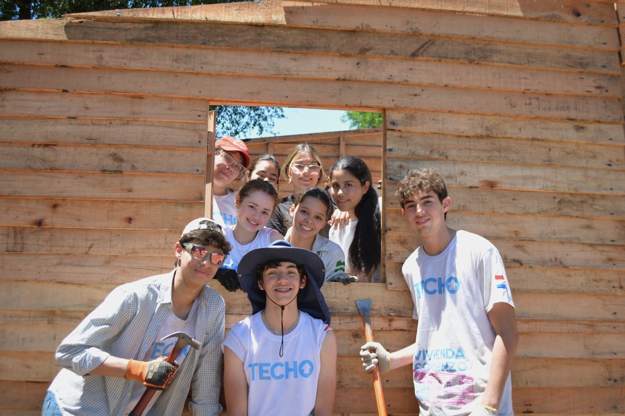 La iniciativa fue posible gracias al trabajo en conjunto entre los propios vecinos y más de 540 jóvenes voluntarios de TECHO Paraguay.