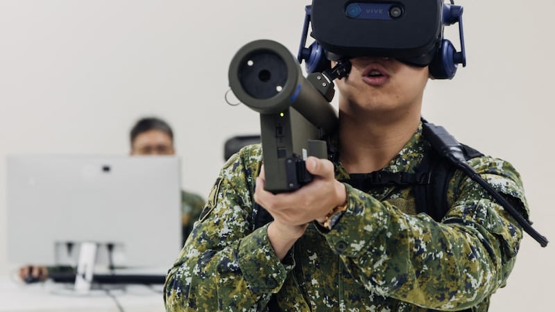 Un personal militar participa de ejercicios de defensa, en Tainan.