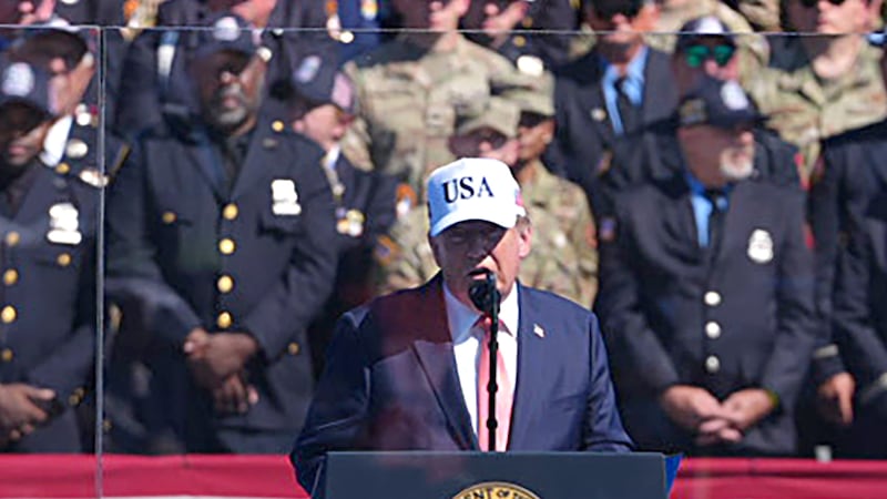 El presidente de Estados Unidos, Donald Trump, habla en un acto organizado por la fundación Tunnel to Towers, que apoya a familiares de policías, militares y bomberos que murieron tras responder a los ataques del 11 de septiembre, este martes en Washington (Estados Unidos). Trump aseguró que su país empleará "todo su poder" para impedir que vuelva a producirse un ataque como los atentados del 11-S.