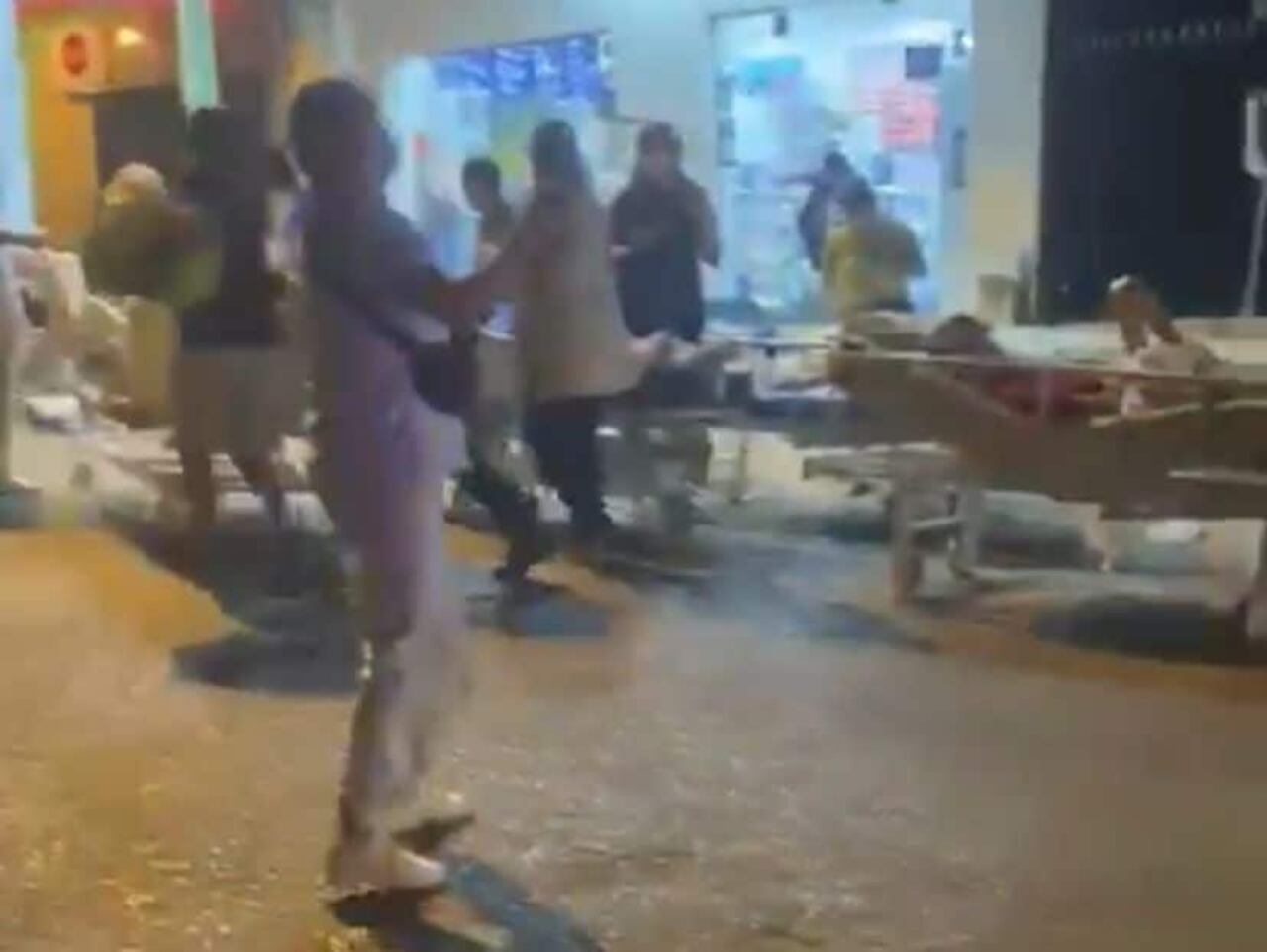 Pacientes en la vía pública, esperando el traslado a otro centro asistencial. Captura de Video