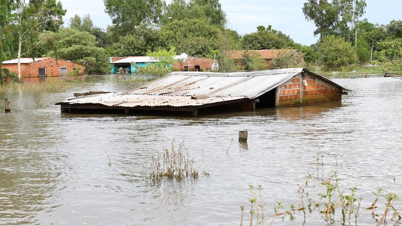 La crecida del río Paraná y los temporales asociados al fenómeno de El Niño mantienen en estado de emergencia a varios distritos del departamento de Misiones.