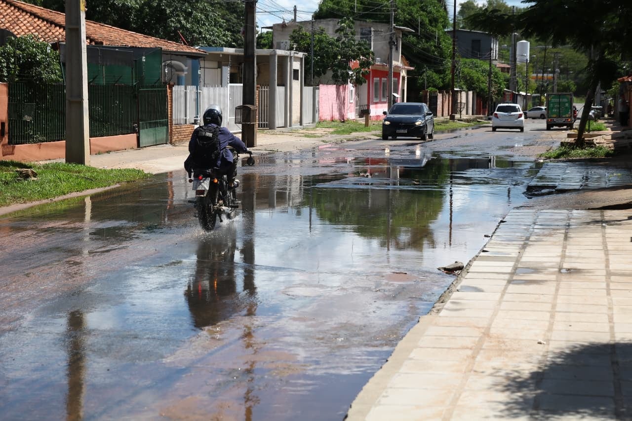 Vecinos nos contaron que desde hace por lo menos 18 años la problemática de la inundación persiste en esta zona.