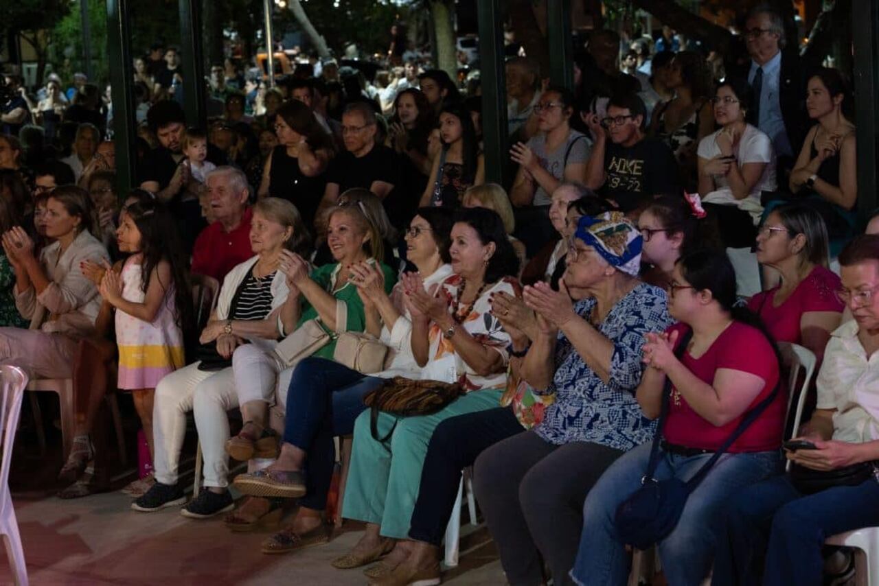 Parte del público que asistió a la plaza Naciones Unidas, el pasado martes 16, en larehabilitación de dicho espacio.